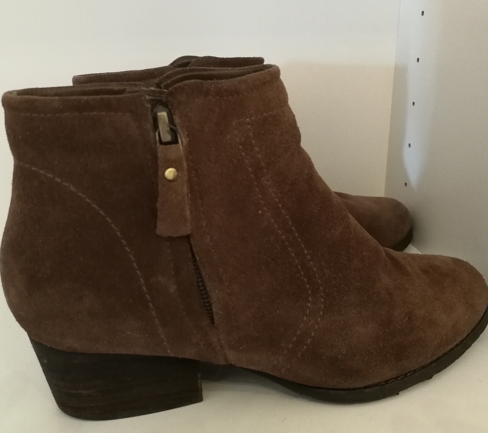 COLLEGE size 7 brown suede zip up ankle booties